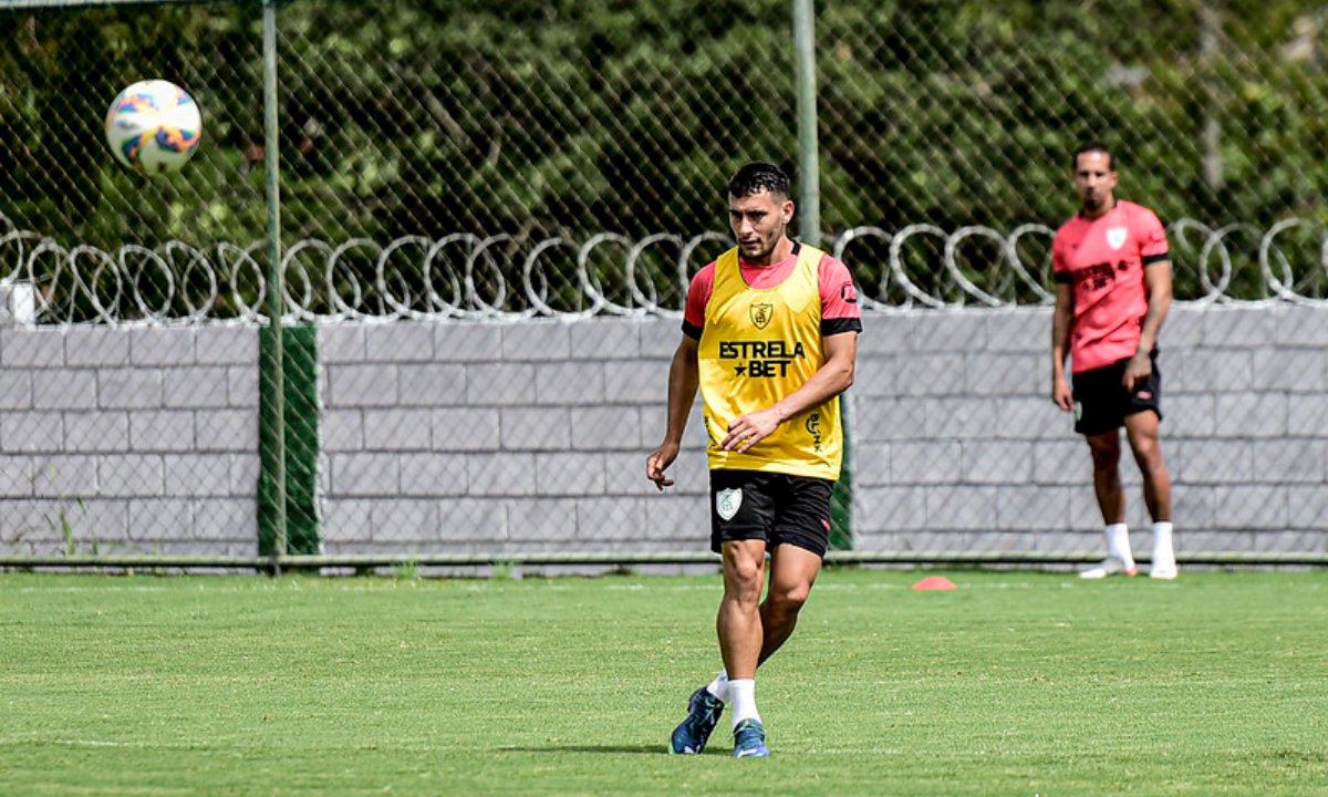 Martínez em treino no CT Lanna Drumond (foto: Mourão Panda/América)
