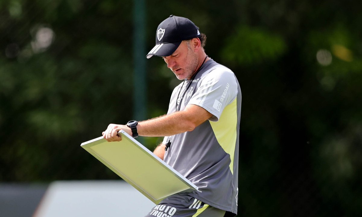 Técnico Gabriel Milito em treino do Atlético na Cidade do Galo (foto: Pedro Souza/Atlético)