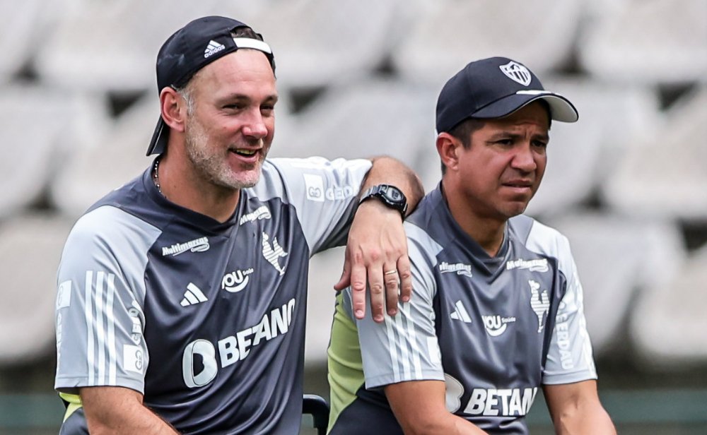 Gabriel Milito e Leandro Ávila durante treino do Atlético na Cidade do Galo (foto: Pedro Souza/Atlético)