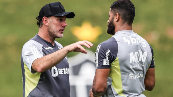 Gabriel Milito e Hulk em conversa durante treino do Atlético na Cidade do Galo (13/4) (foto: Pedro Souza/Atlético)