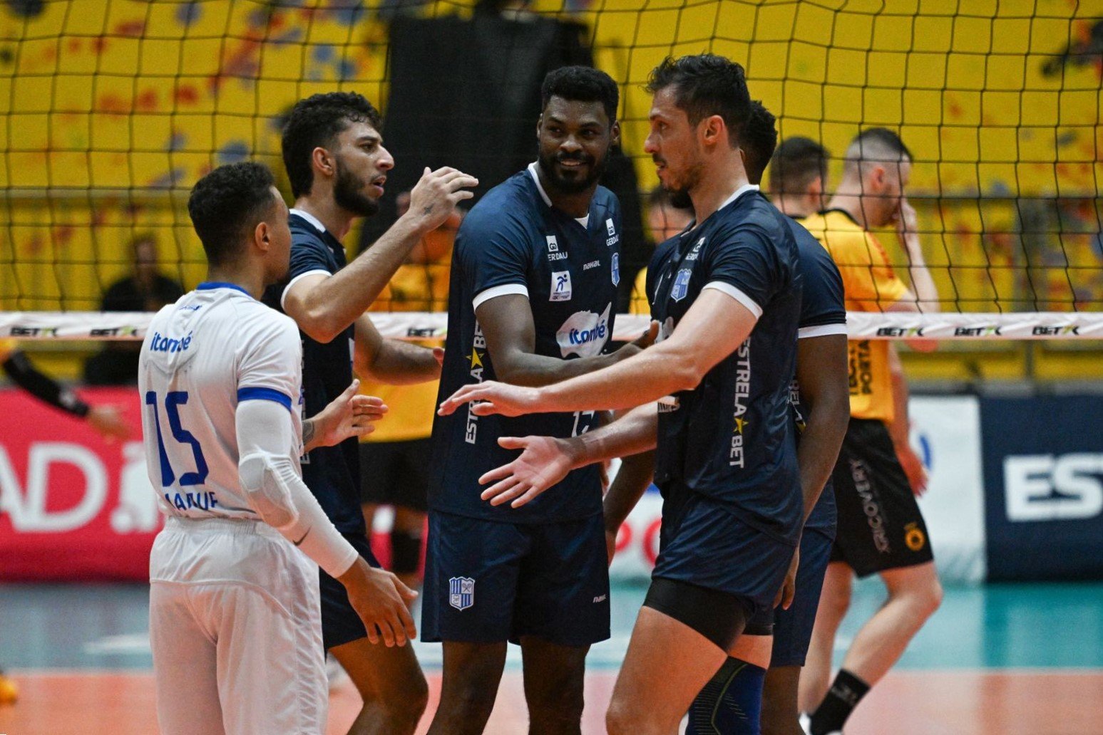 Jogadores do time de vôlei do Minas comemoram ponto em jogo da Superliga (foto: Duda Bairros/Divulgação)
