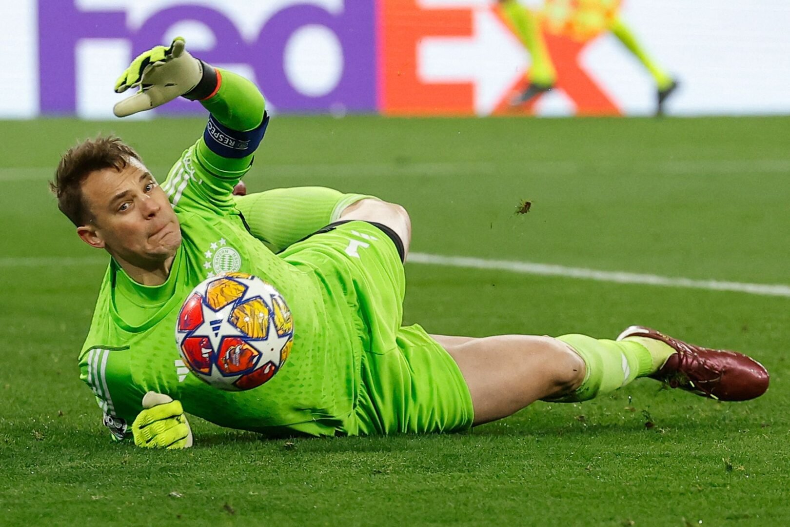 Neuer faz defesa no chão (foto: Odd Andersen/AFP)