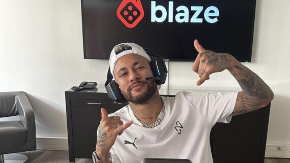 Neymar em baixo de logo da Blaze (foto: Reprodução/Redes Sociais)