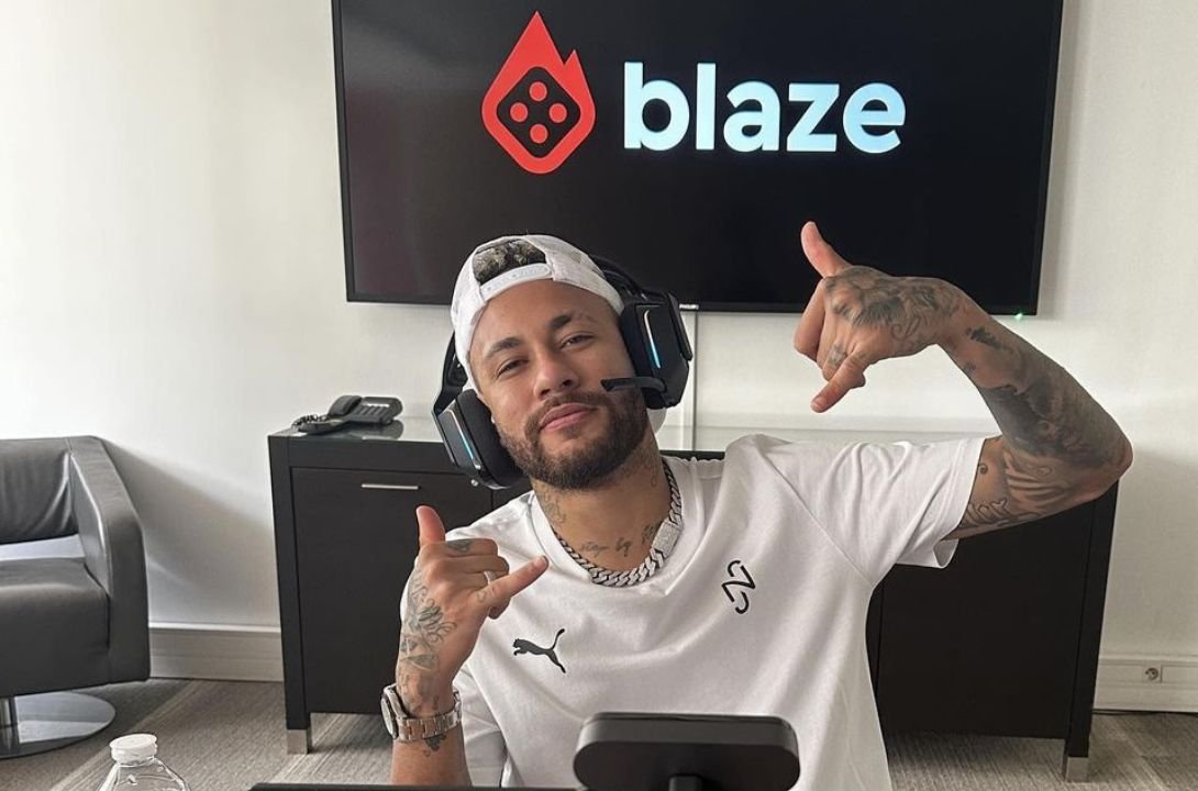 Neymar em baixo de logo da Blaze (foto: Reprodução/Redes Sociais)