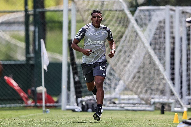 Palacios corre ao redor do gramado em treino do Atlético