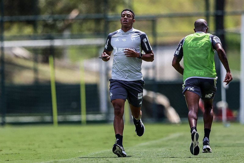 Palacios corre ao redor do gramado em treino do Atlético