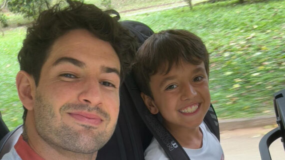 Alexandre Pato e o sobrinho Pedro, que é neto de Silvio Santos (foto: Reprodução/Instagram)