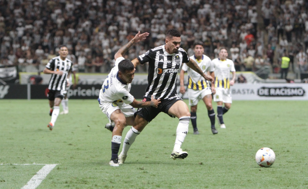 Paulinho em ação durante Atlético x Rosario Central - (foto: Edésio Ferreira/EM/D.A Press)