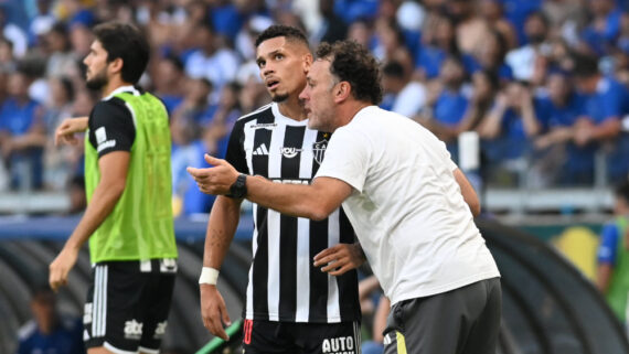 Paulinho e Gabriel Milito durante vitória do Atlético sobre o Cruzeiro no Campeonato Mineiro (foto: Leandro Couri/EM/D.A Press)