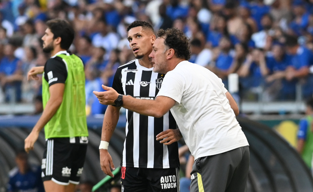 Paulinho e Gabriel Milito durante vitória do Atlético sobre o Cruzeiro no Campeonato Mineiro - (foto: Leandro Couri/EM/D.A Press)