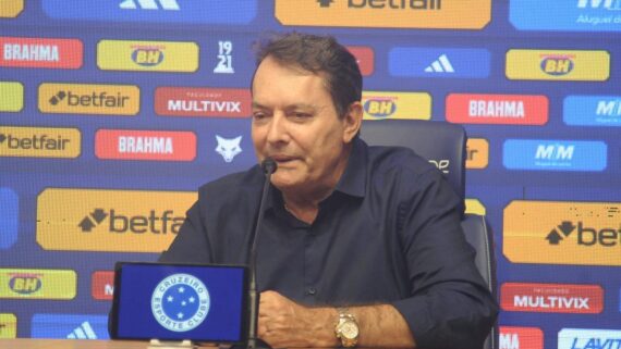 Pedro Lourenço sentado à mesa durante entrevista coletiva do Cruzeiro (foto: Alexandre Guzanshe/EM/D.A Press)