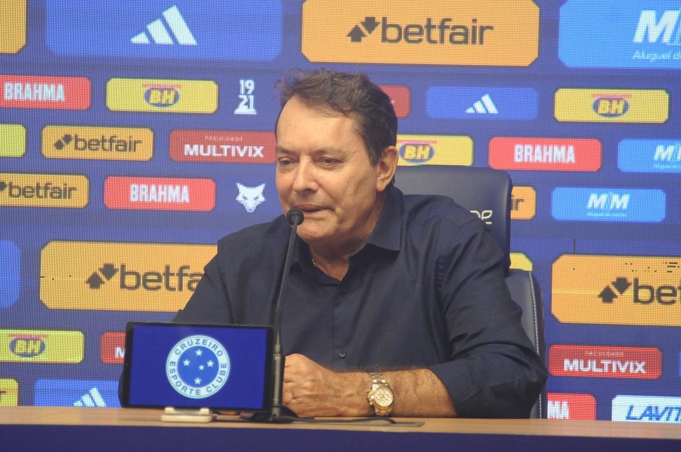 Pedro Lourenço sentado à mesa durante entrevista coletiva do Cruzeiro (foto: Alexandre Guzanshe/EM/D.A Press)
