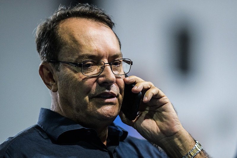 Empresário Pedro Lourenço, ligado ao Cruzeiro, ao telefone (foto: Gustavo Aleixo/Cruzeiro)