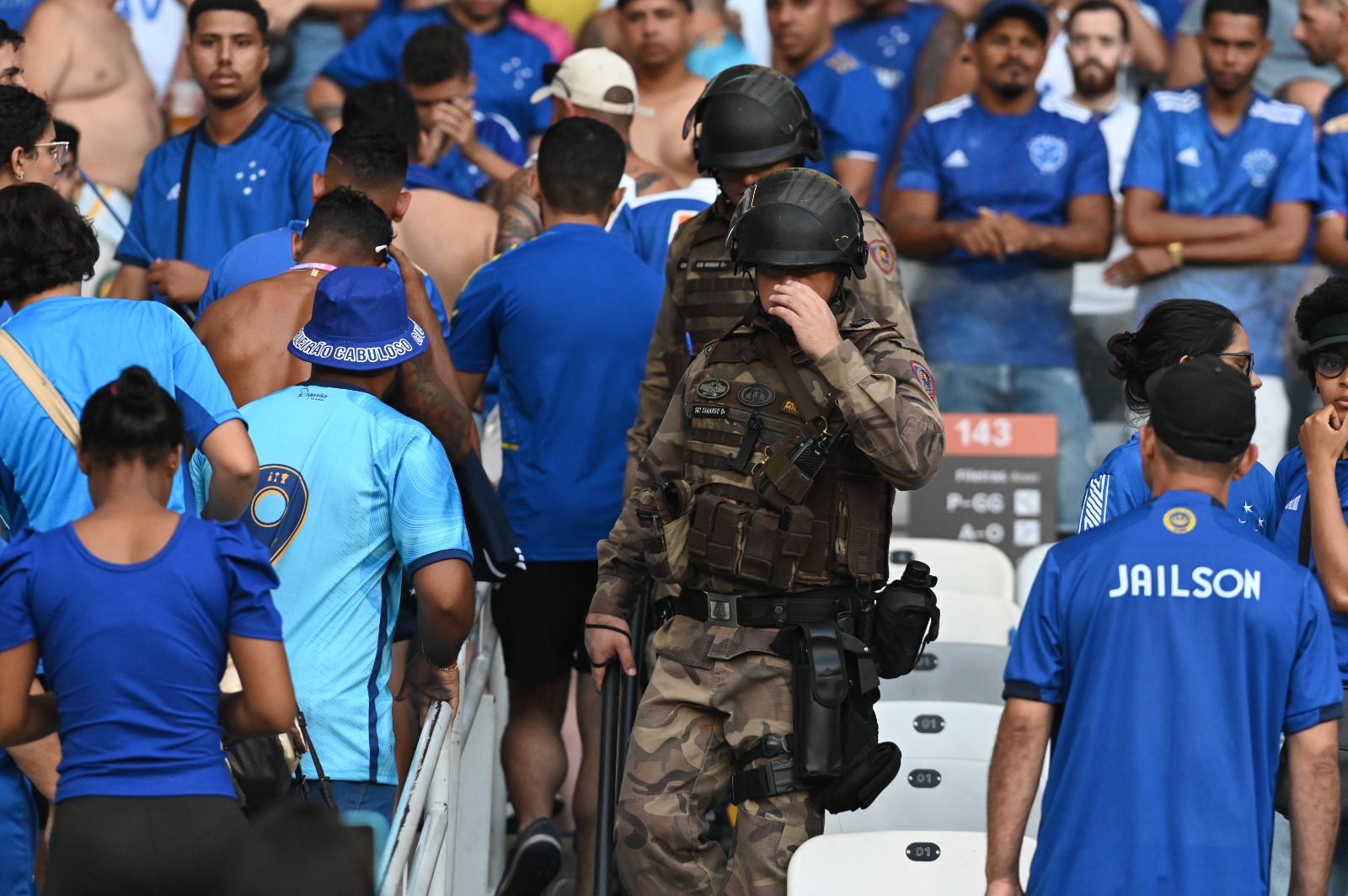 Policiais militares no meio de torcedores do Cruzeiro no Mineirão - (foto: Leandro Couri/EM/D.A Press)
