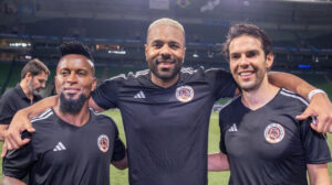 Polidoro Junior ao lado dos ex-jogadores Zé Roberto (esquerda) e Kaká (direita) - Crédito: 