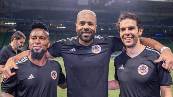 Polidoro Junior ao lado dos ex-jogadores Zé Roberto (esquerda) e Kaká (direita) (foto: Reprodução/Instagram)