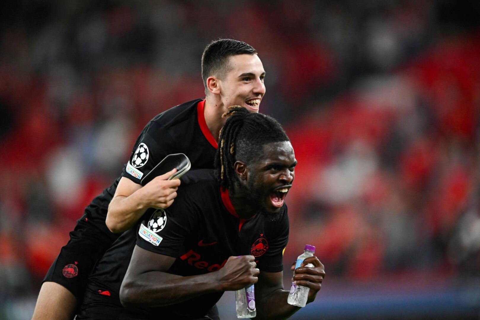Jogadores do RB Salzburg comemoram gol (foto: Patrícia de Melo Moreira/AFP)