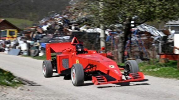Réplica de carro de Fórmula 1 (foto: Elvis BARUKCIC / AFP)