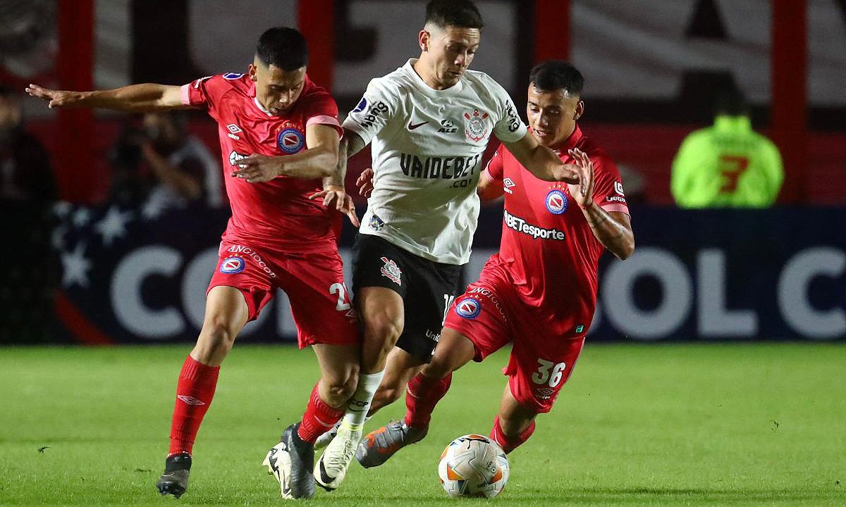 Corinthians perdeu para o time reserva do Argentinos Juniors (foto: MARCOS BRINDICCI / AFP)