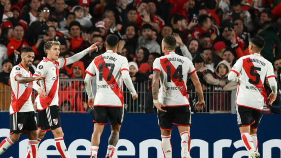 Jogadores do River Plate comemoram gol (foto: Luis ROBAYO/AFP)