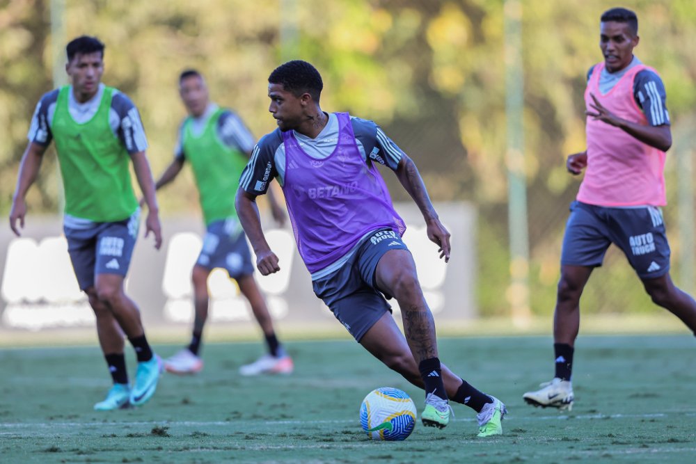 Robert, meia-atacante de 20 anos, durante treino do Atlético na Cidade do Galo (16/4) (foto: Pedro Souza/Atlético)