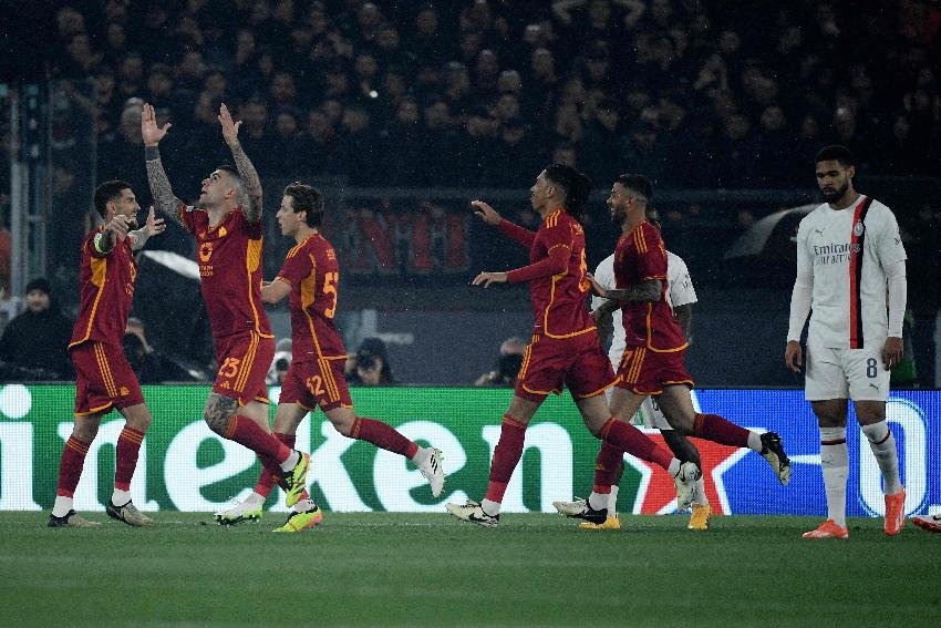Roma e Milan na Europa League (foto: Filippo MONTEFORTE / AFP)