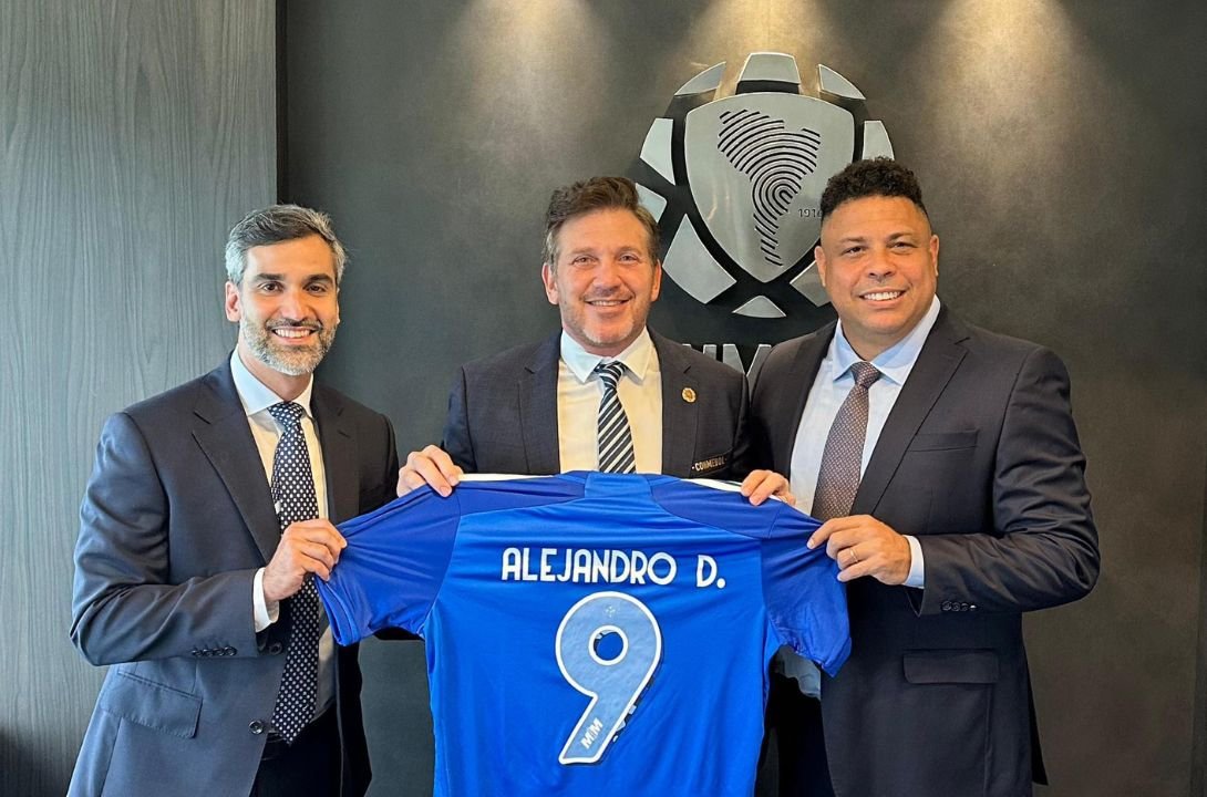 Ronaldo ao lado do presidente da Conmebol (foto: Reprodução/Redes Sociais)