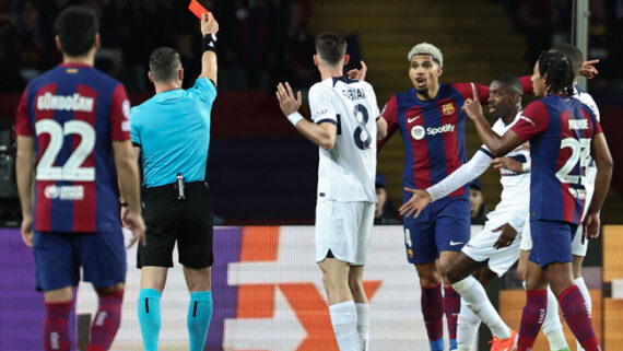 Ronald Araújo foi expulso aos 29 minutos do primeiro tempo na eliminação do Barça diante do PSG (foto: FRANCK FIFE / AFP)
