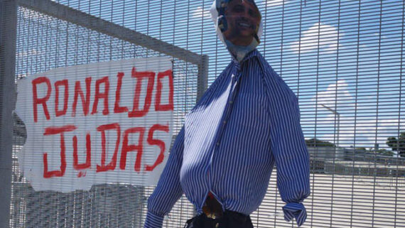 Boneco de Ronaldo em protesto de torcedores contra diretoria da SAF do Cruzeiro (foto: Reprodução)