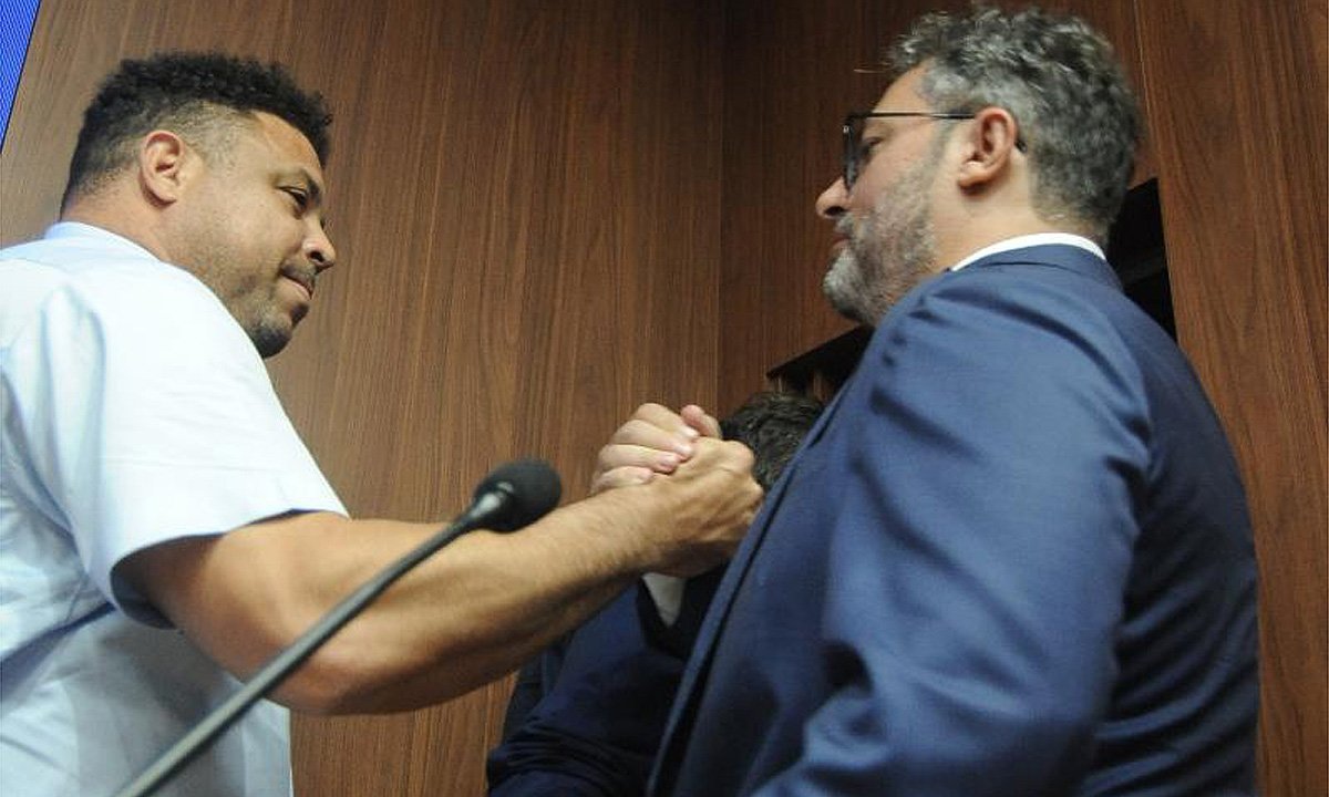 Ronaldo Nazário cumprimenta Alexandre Mattos (foto: Alexandre Guzanshe/EM D.A Press)