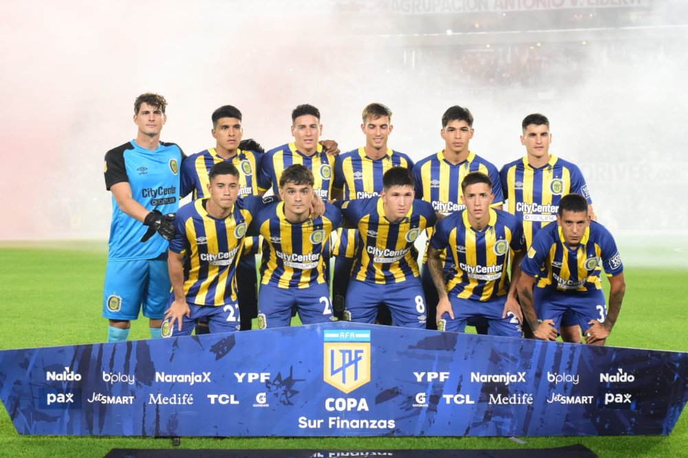 Time do Rosario Central antes de derrota para o River Plate pelo Campeonato Argentino (foto: Divulgação/Rosario Central)