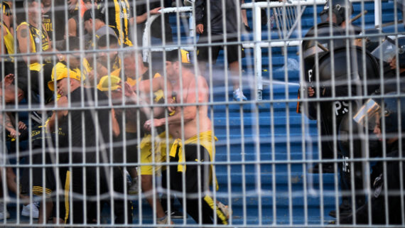 Torcedores do Peñarol envolvidos em briga no estádio do Rosario Central (foto: Marcelo Manera / AFP)