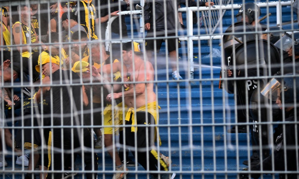 Torcedores do Peñarol envolvidos em briga no estádio do Rosario Central (foto: Marcelo Manera / AFP)