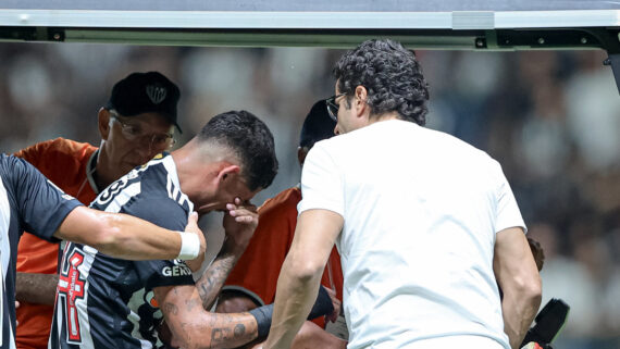 Rubens chora e é substituído com dores após choque em Atlético x Criciúma (foto: Pedro Souza/Atlético)