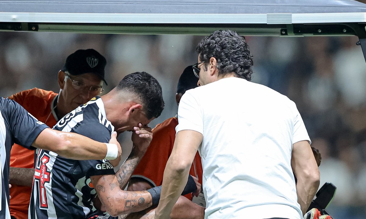 Rubens chora e é substituído com dores após choque em Atlético x Criciúma (foto: Pedro Souza/Atlético)