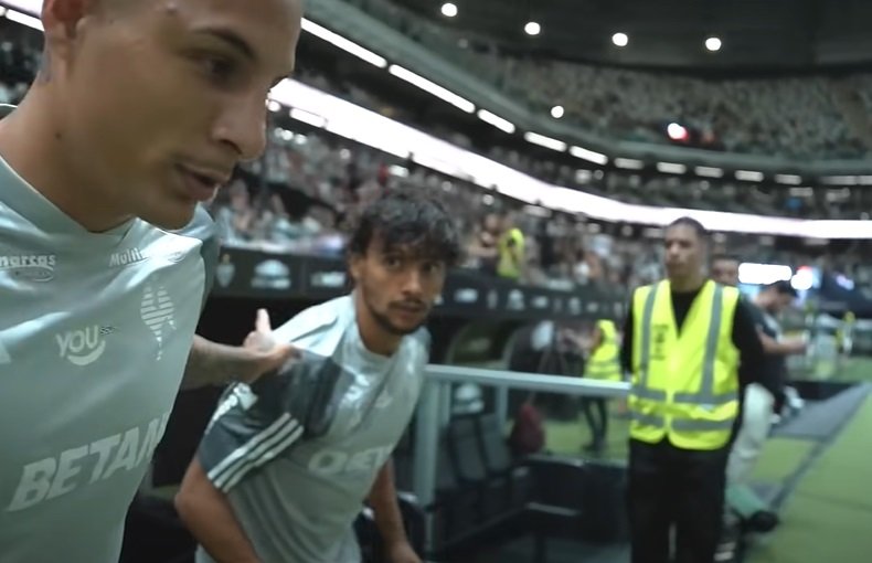 Arana e Scarpa sobem ao gramado da Arana MRV antes do clássico contra o Cruzeiro (foto: Reprodução/Galo TV)