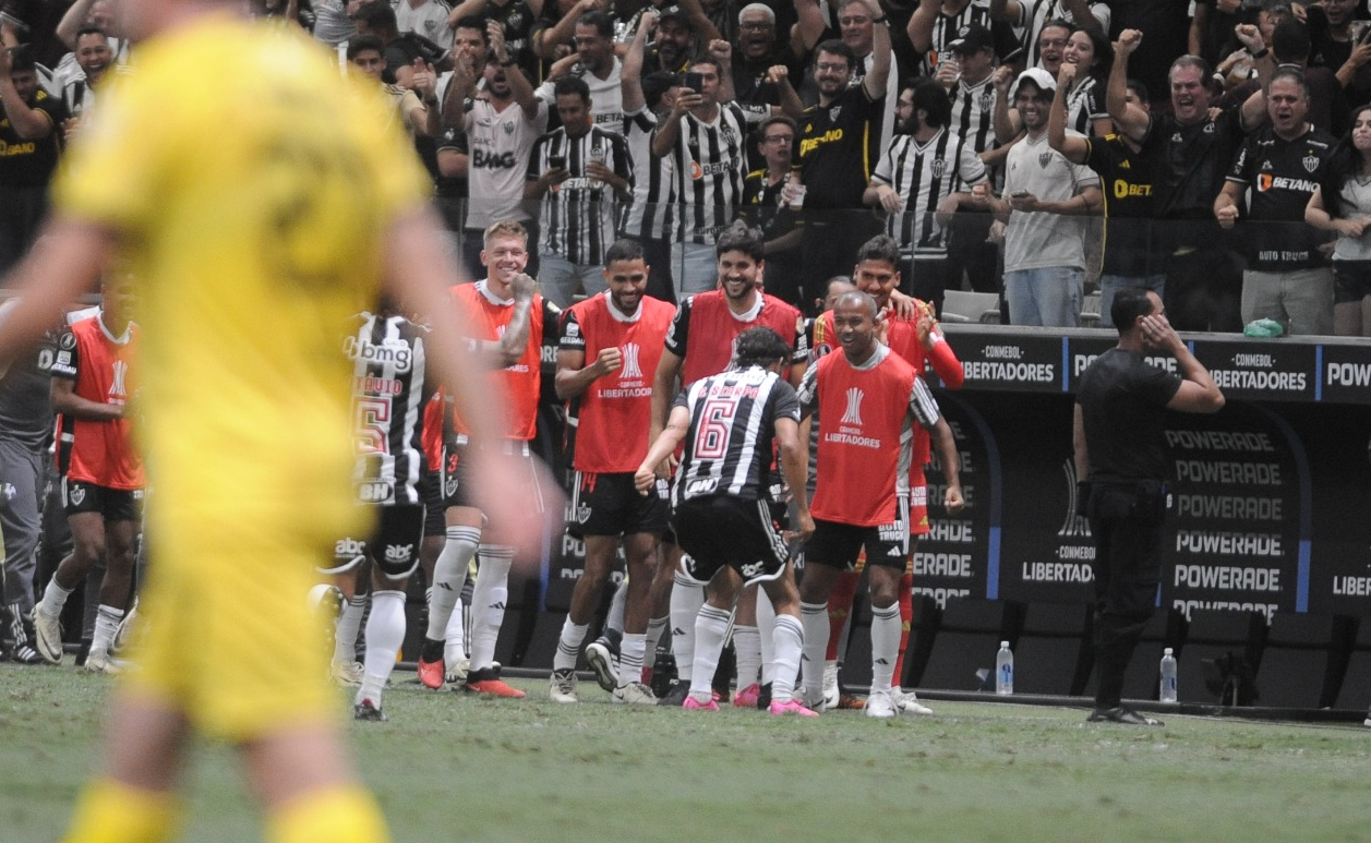 Jogadores do Atlético comemoram gol de Gustavo Scarpa diante do Peñarol - (foto: Alexandre Guzanshe/EM/D.A Press)