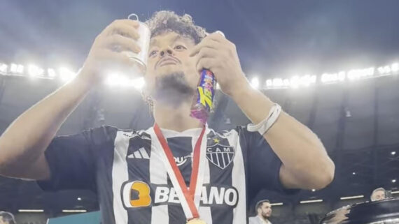 Gustavo Scarpa come trakinas e toma leite condensado para comemorar título do Atlético (foto: Reprodução/Redes sociais)