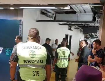 Torcedor do Cruzeiro é contido por seguranças nas proximidades do vestiário do Mineirão (foto: Samuel Resende/No Ataque)