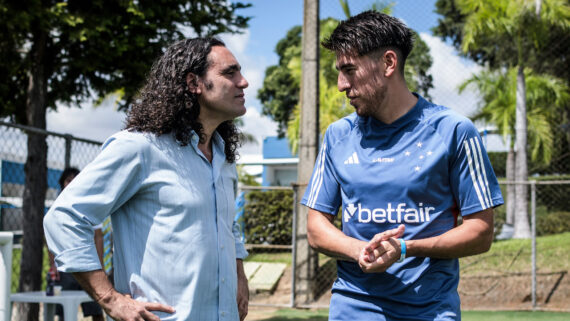 Sorín e Villalba, zagueiro do Cruzeiro (foto: Gustavo Aleixo/Cruzeiro)