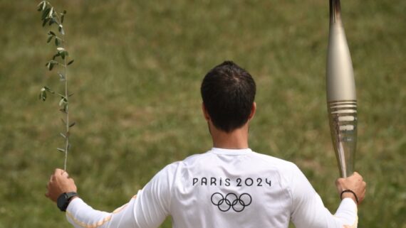 Chama dos Jogos de Paris-2024 (foto: ANGELOS TZORTZINIS / AFP)