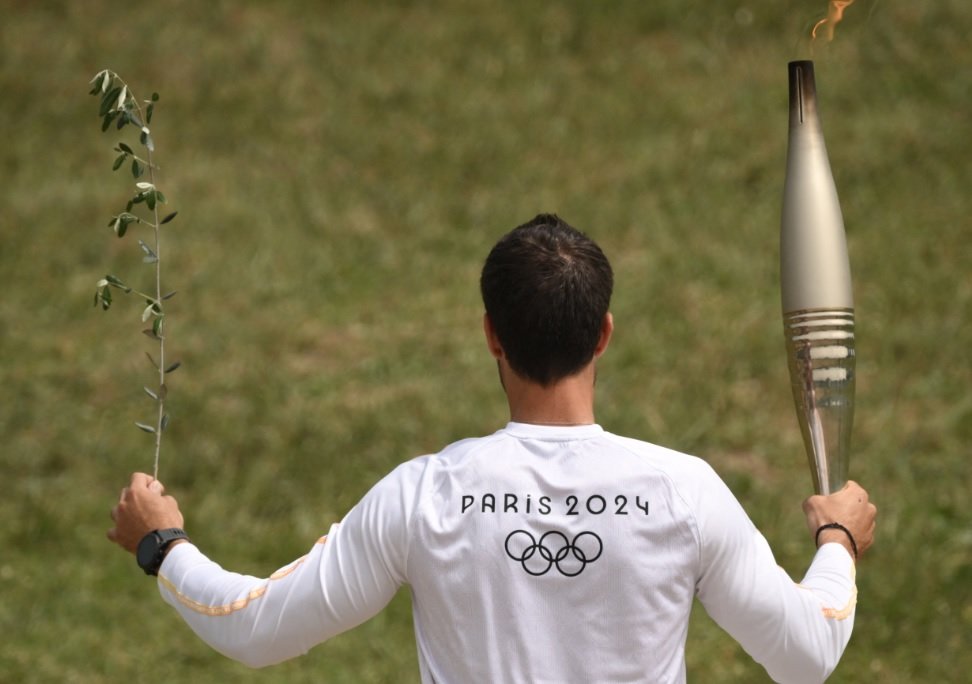 Chama dos Jogos de Paris-2024 (foto: ANGELOS TZORTZINIS / AFP)