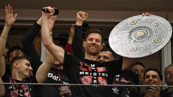 Xabi Alonso e jogadores do Bayer Leverkusen comemoram título da Bundesliga (foto: INA FASSBENDER / AFP)