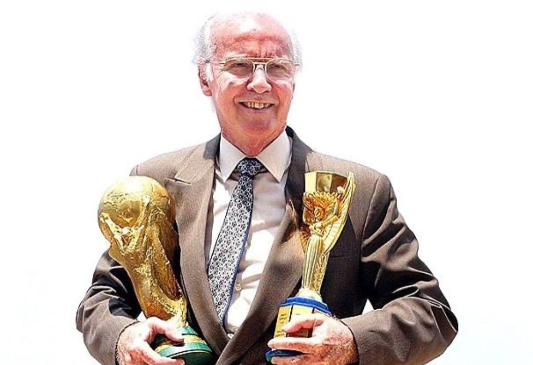 Zagallo com taças da Copa do Mundo (foto: Reprodução/Redes Sociais)