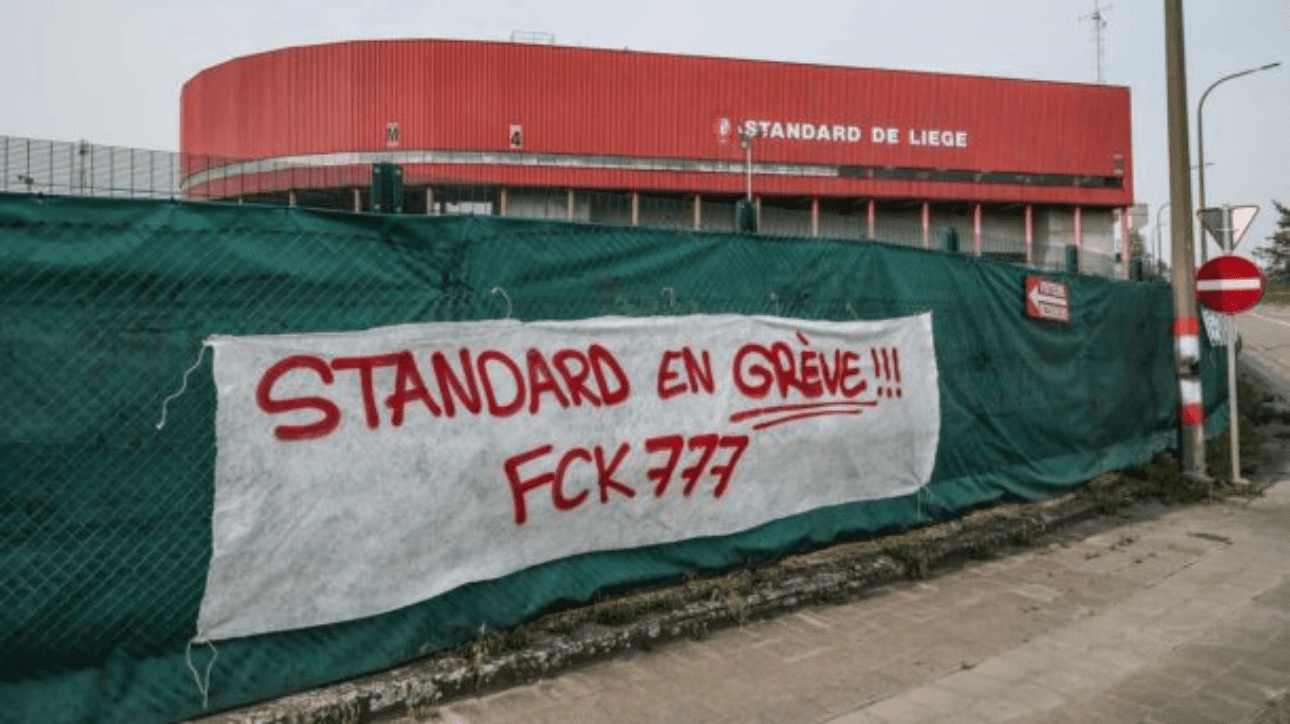 Faixa de protesto contra a 777 dos torcedores do Standard Liege, da Bélgica (foto: Bruno Fahy/AFP)