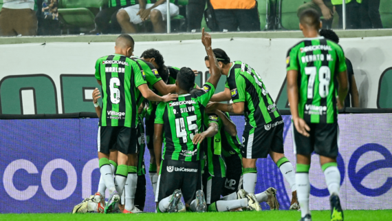 Jogadores do América comemorando gol diante do Santos, pela Série B (foto: Mourão Panda/América)