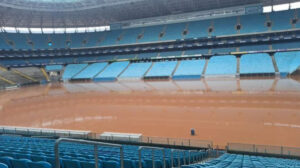 Gramado da Arena do Grêmio foi completamente inundado por enchente do Rio Guaíba, em Porto Alegre - Crédito: 