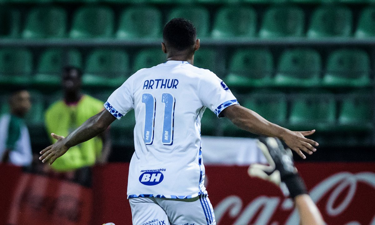 Arthur Gomes comemora gol do Cruzeiro (foto: Gustavo Aleixo/Cruzeiro)