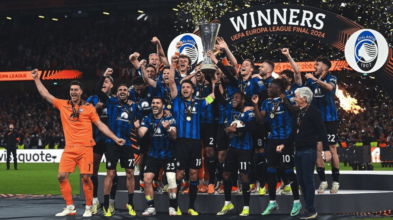Jogadores do Atalanta levantando taça da Liga Europa (foto: Reprodução/Atalanta)