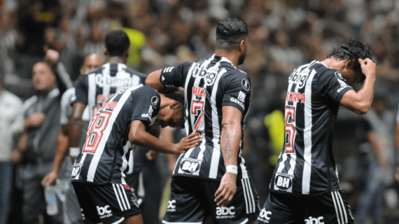 Jogadores do Atlético na Arena MRV, em jogo contra Caracas-VEN, pela sexta rodada da Copa Libertadores (foto: Alexandre Guzanshe/EM/D.A Press)